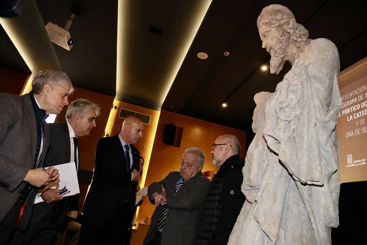 REPLICA DE UNA DE LAS ESCULTURAS DEL PORTICO DE LA CATEDRAL DE LEON