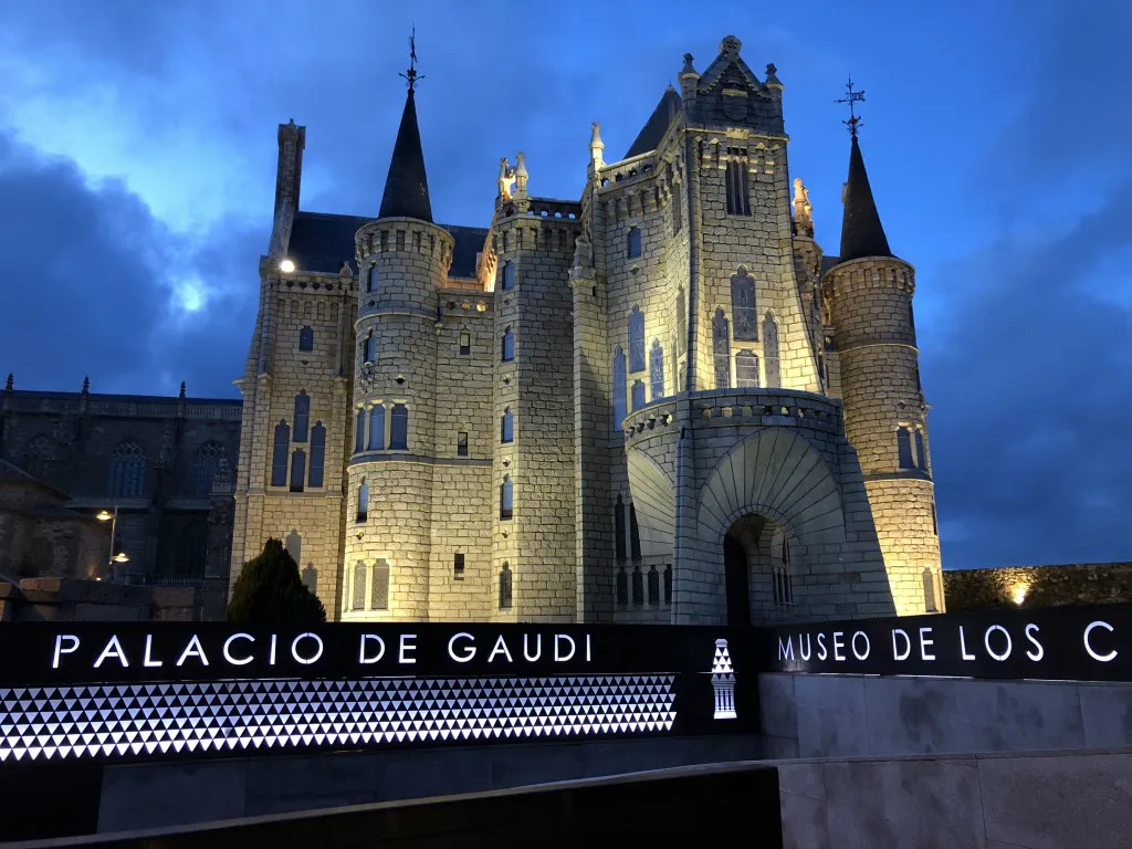 MUSEO DE LOS CAMINOS - PALACIO GAUDI