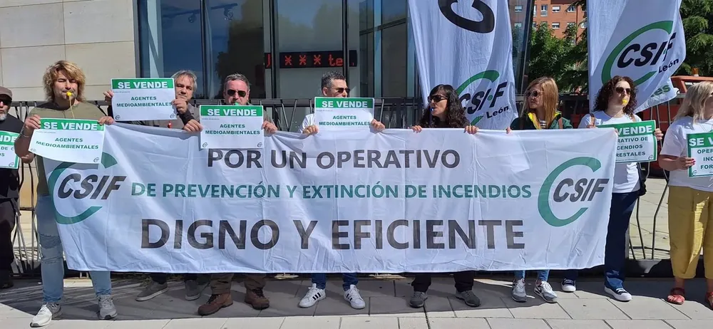 CSIF protesta en León por el "insuficiente" operativo de incendios forestales de 2024