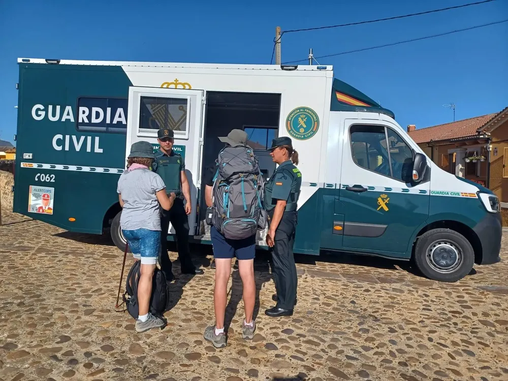 Peregrinos reciben información en la Oficina Móvil de Atención al Peregrino (OMAP) de la Guardia Civil - GUARDIA CIVIL