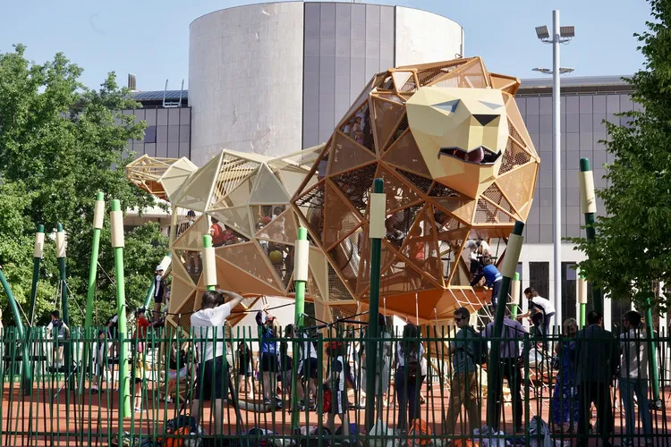 EL LEON DEL NUEVO PARQUE INFANTIL DE LA EXPLANADA PENDONES LEONESES