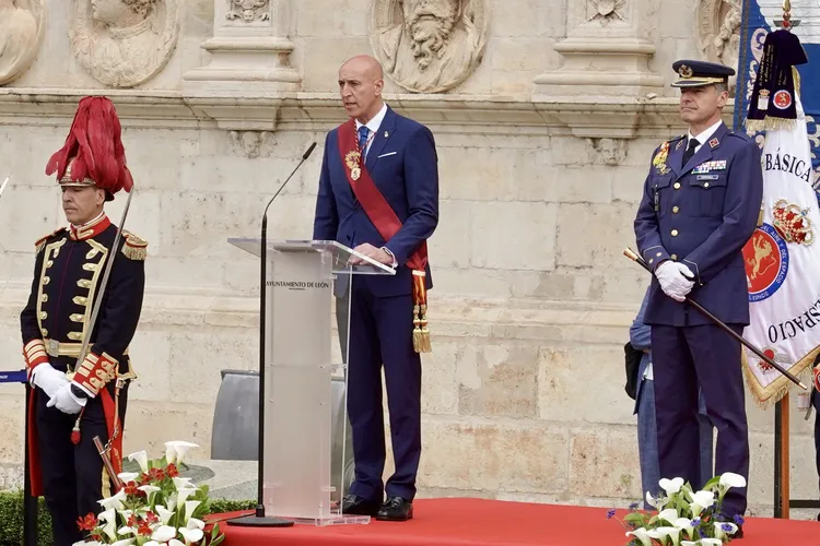 ACTO DE ENTREGA DEL TITULO DE HIJOS ADOPTIVOS DE LEON A LOS ALUMNOS DE LA ACADEMIA BASICA DEL AIRE