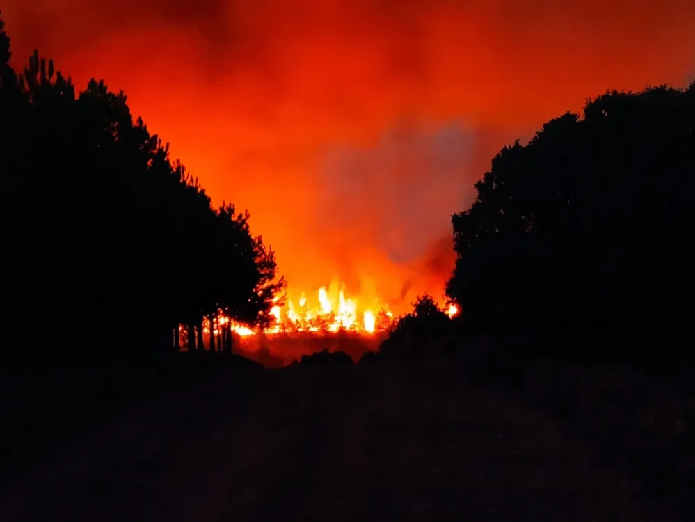 Fuego en Castrillo de los Polvazares durante la noche del lunes - EP