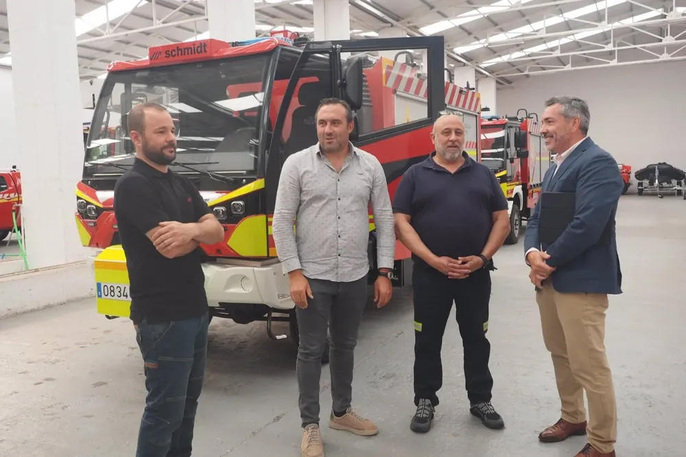 Representantes de la Diputación frente a una de las bombas rurales recibidas este martes