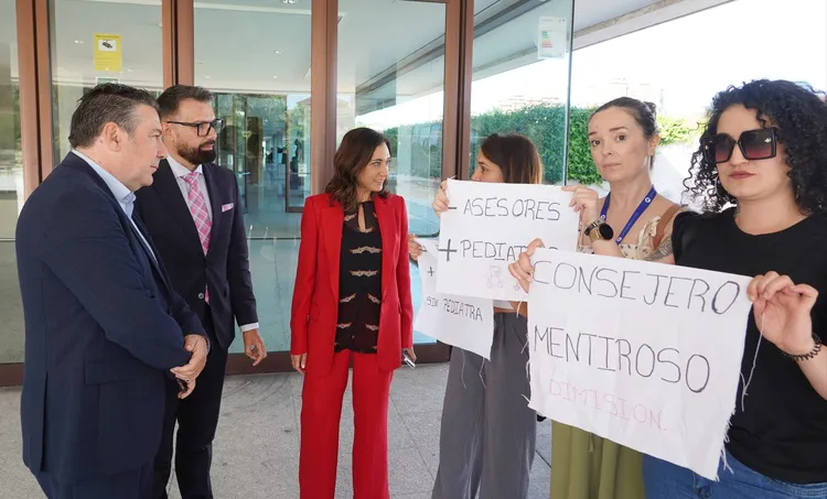 DIPUTADOS DE UPL CONVERSANDO CON LAS PERSONAS QUE HAN SIDO EXPULSADAS DE LA TRIBUNA DE INVITADOS