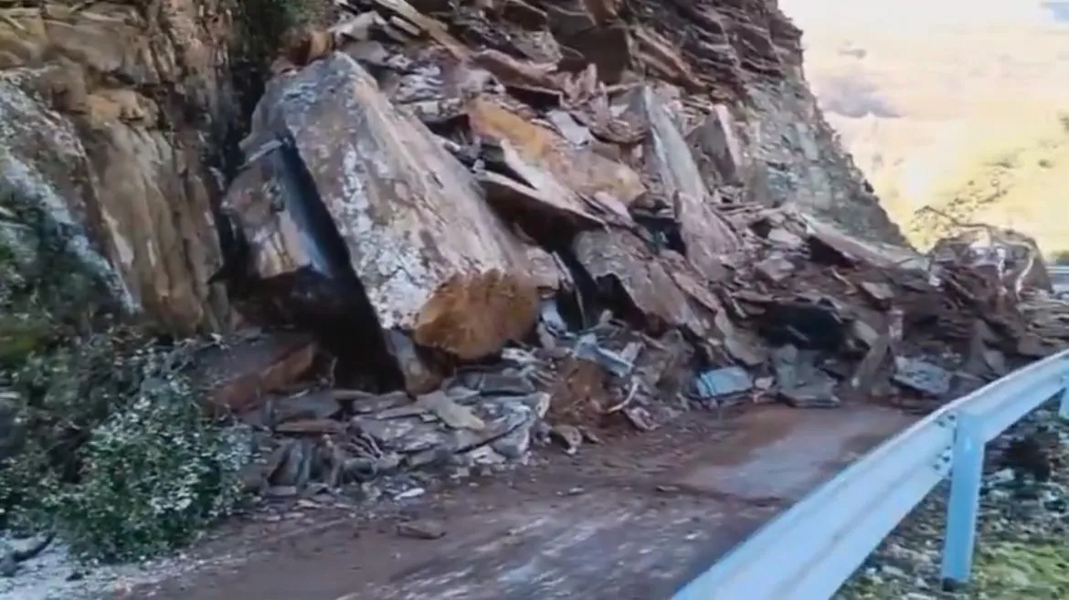 DESPRENDIMIENTO EN LA CARRETERA DE MONTES DE VALDUEZA