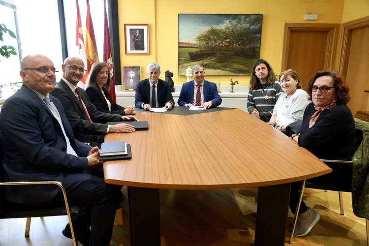 REUNION DEL CONSEJERO DE MOVILIDAD DE LA JUNTA Y DE LOS REPRESENTANTES DE LA PLATAFORMA EN DEFENSA DE LA FEVE