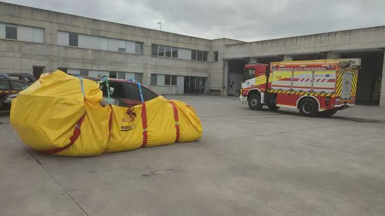 INCENDIO Y REFRIGERACION DE UN VEHICULO HIBRIDO EN PONFERRADA