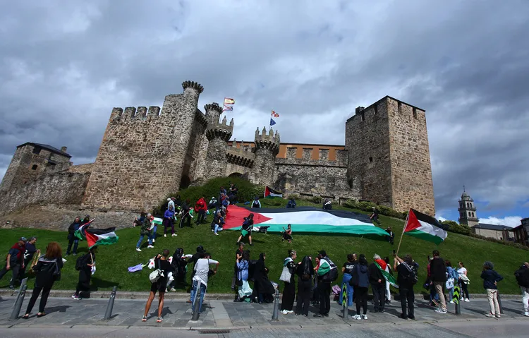 MANIFESTANTES CONTRA EL GENOCIDIO EN GAZA FRENTE AL CASTILLO DE LOS TEMPLARIOS EN PONFERRADA