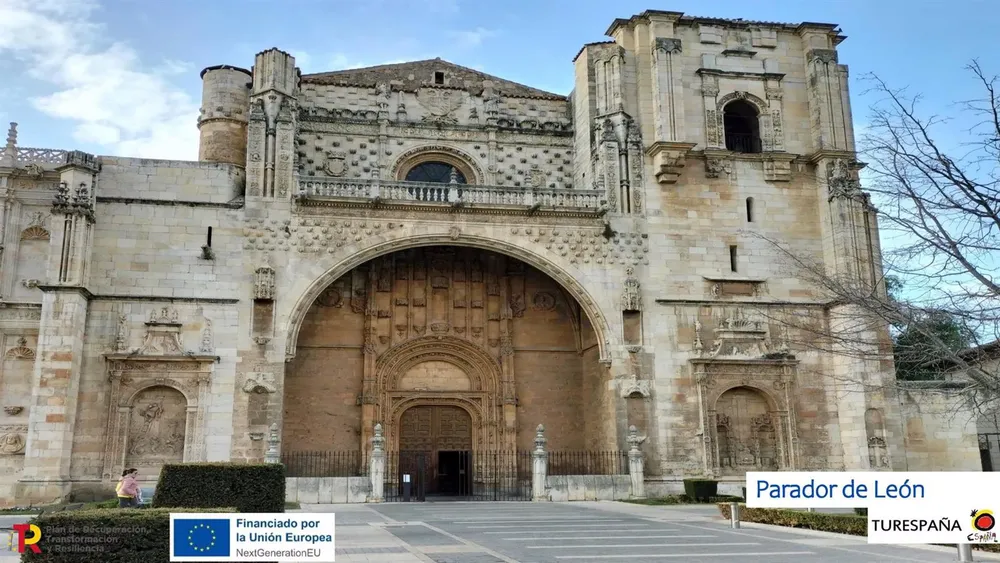 Fachada principal del Parador de San Marcos (León). - TURESPAÑA