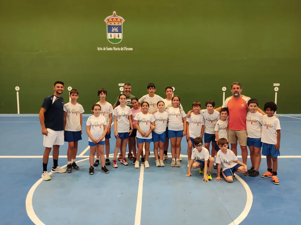 JUANIN VISITA EL CAMPUS DE BALONMANO DE SANTA MARIA DEL PARAMO