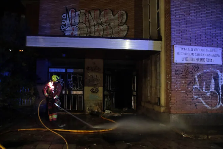 LOS BOMBEROS INTERVIENEN EN UN INCENDIO EN LA AVENIDA ALCALDE MIGUEL CASTAÑO