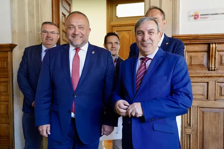 REUNION DE LA JUNTA Y DIPUTACION DE LEON