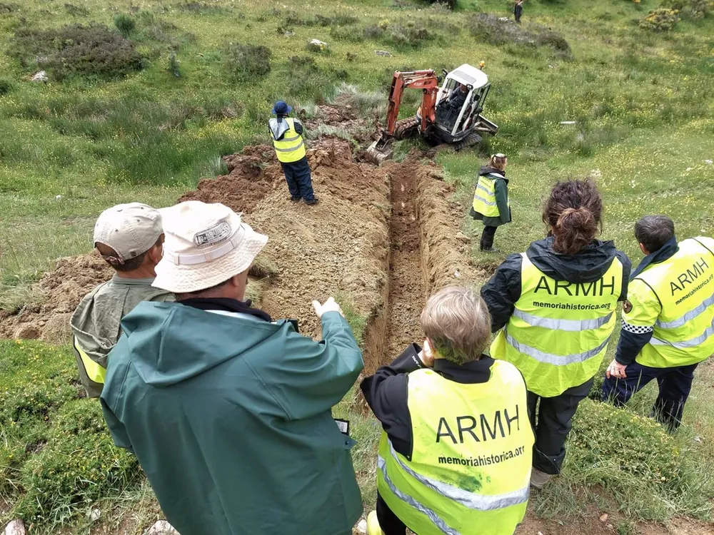 BUSQUEDA EN UNA FOSA COMUN EN SENA DE LUNA