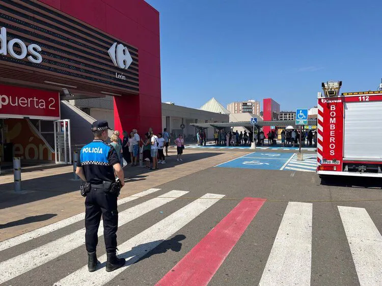 INCENDIO EN CARREFOUR DE LEON