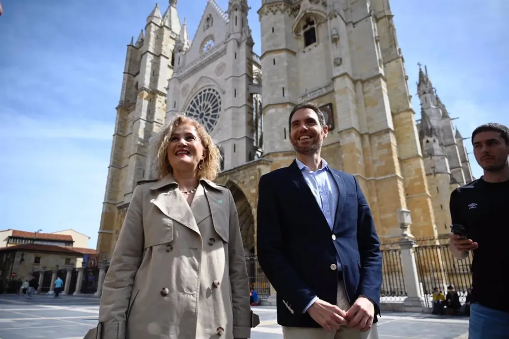La diputada por León Silvia Franco y por el portavoz adjunto y diputado por Navarra Sergio Sayas 