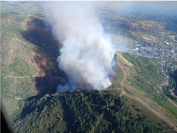 INCENDIO FORESTAL EN VILLAFRANCA DEL BIERZO