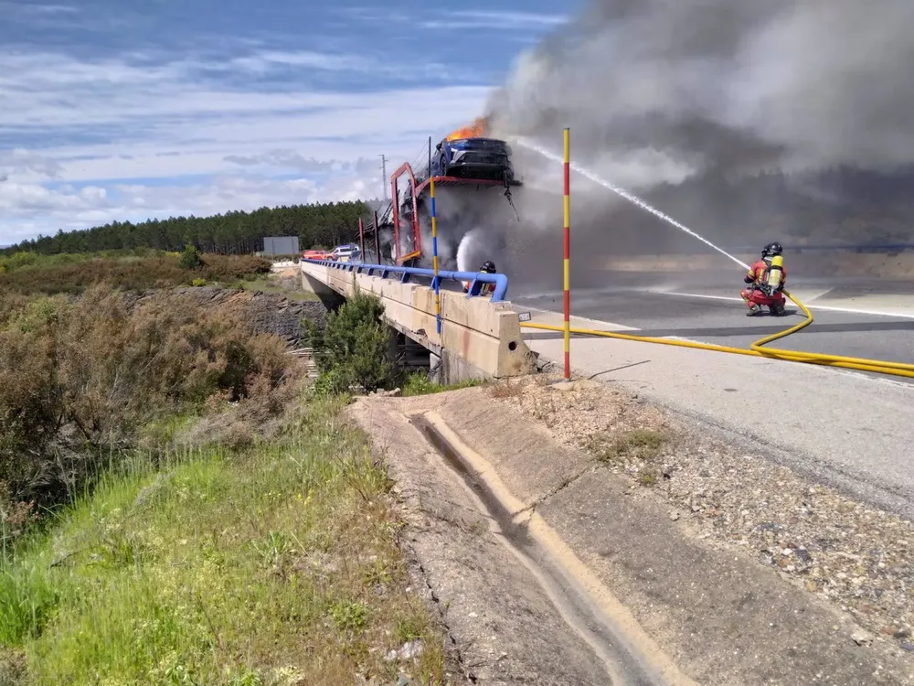 INCENDIO DE CAMION CON VEHICULOS