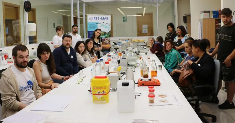 APICULTORES E INDUSTRIALES CARNICOS CONOCEN LA INVESTIGACION DE LA ULE SOBRE EL PROPOLEO