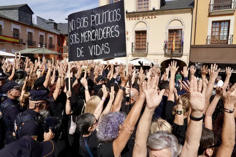 PROTESTAS EN LA FIESTA DE LA ENCINA CONTRA LA CLASE POLITICA