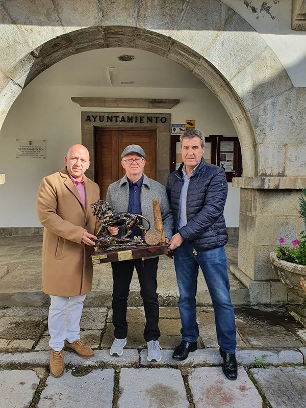 Entrega del trofeo Ciudad-Pueblos 2024 al Ayuntamiento de la Pola de Gordón