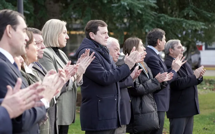 MINUTO DE SILENCIO POR LAS VICTIMAS DEL ACCIDENTE DE ADAMUZ