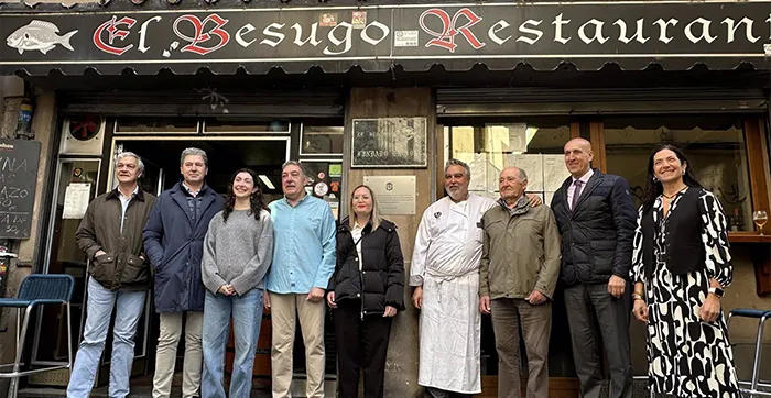 El alcalde de León, junto con los dueños del restaurante y trabajadores, en la foto de familia tras el acto de homenaje. -