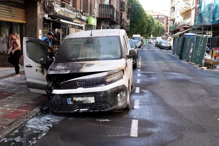 INCENDIO DE UN VEHICULO ESTACIONADO EN LA AVENIDA SAN MAMES DE LEON