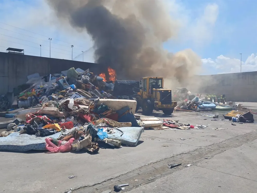 Efectivos de los bomberos de Ponferrada trabajando en la extinción del fuego ocurrido este jueves. - AYUNTAMIENTO DE PONFERRADA