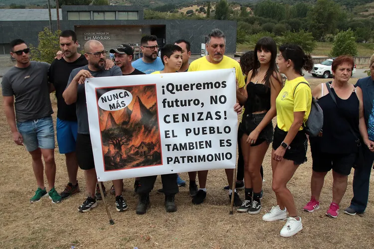LOS VECINOS DE CARRUCEDO SE MANIFIESTAN A LA LLEGADA DE LOS REYES