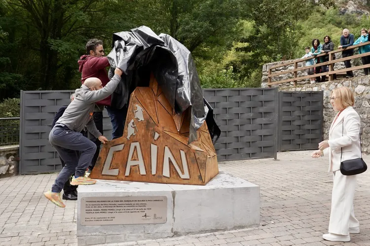 INAUGURACION DE LA ESCULTURA HOMENAJE A LAS CAINEJAS
