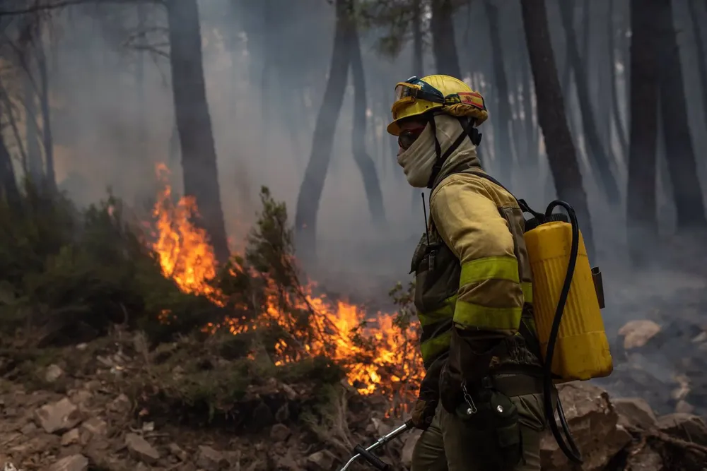 Un bombero trabaja en la extinción del incendio en la Sierra Culebra