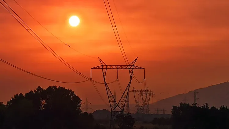 cielo del bierzo teñido de rojo