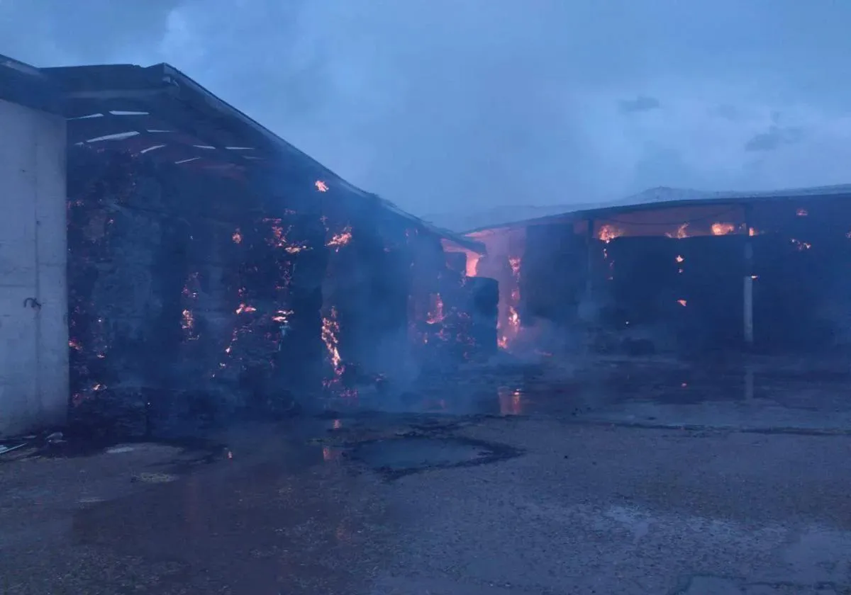 INCENDIO EN UNA NAVE DE SAHELICES DE PAYUELO