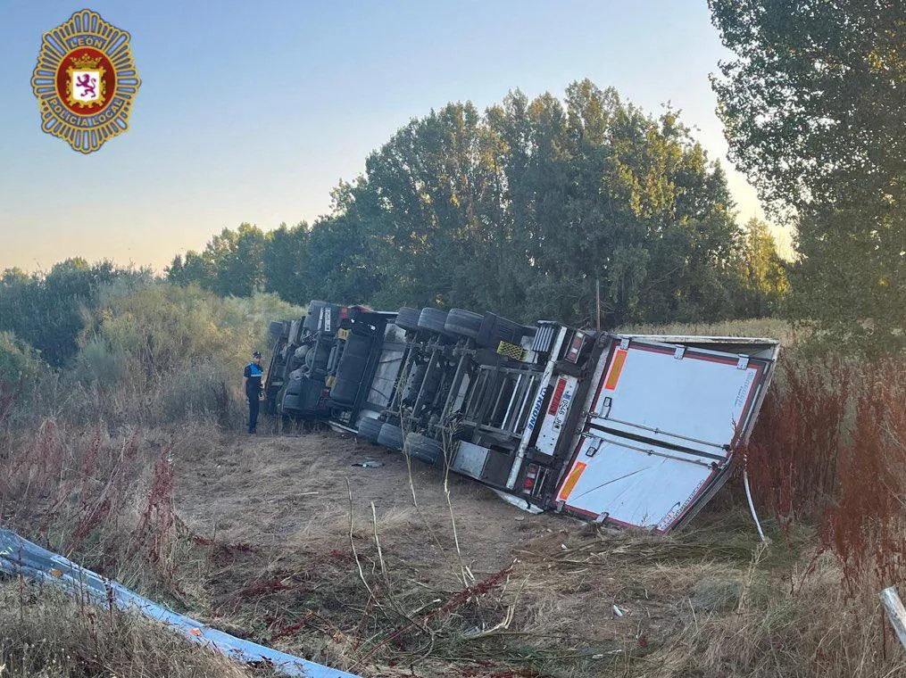 CAMION VOLCADO EN LA LE-11