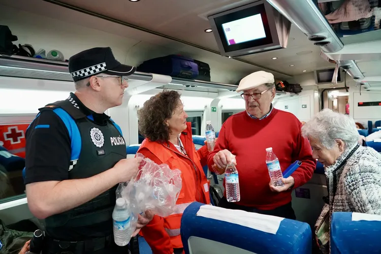 CRUZ ROJA ATENDIENDO A PASAJEROS EN UN TREN