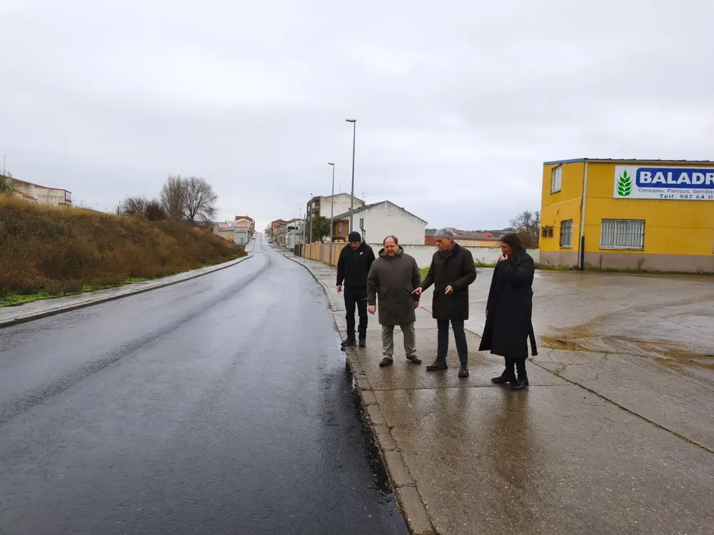 el-delegado-territorial-de-la-junta-eduardo-diego-y-el-alcalde-de-la-baneza-javier-carrera-han-visitado-los-trabajos-de-mejora-del-firme-de-la-carretera-le-114-a-su-paso-por-la-baneza