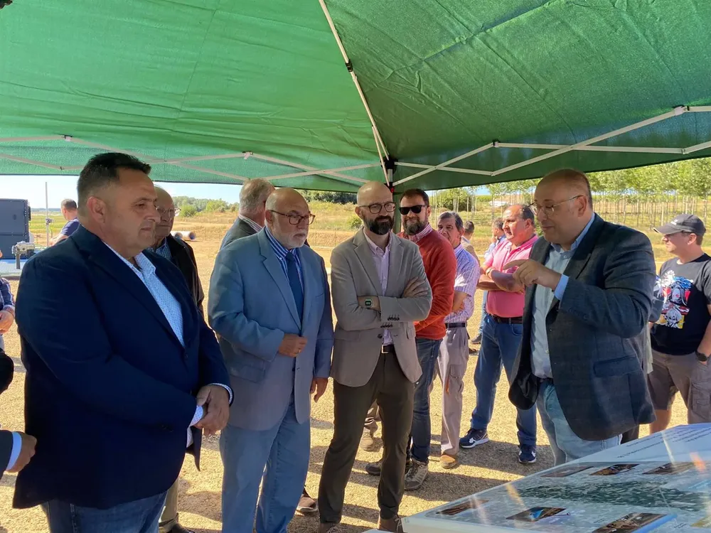 El presidente de SEIASA y el subdelegado del Gobierno en León, junto a las comunidades de regantes en su visita a las obras - MINISTERIO DE AGRICULTURA