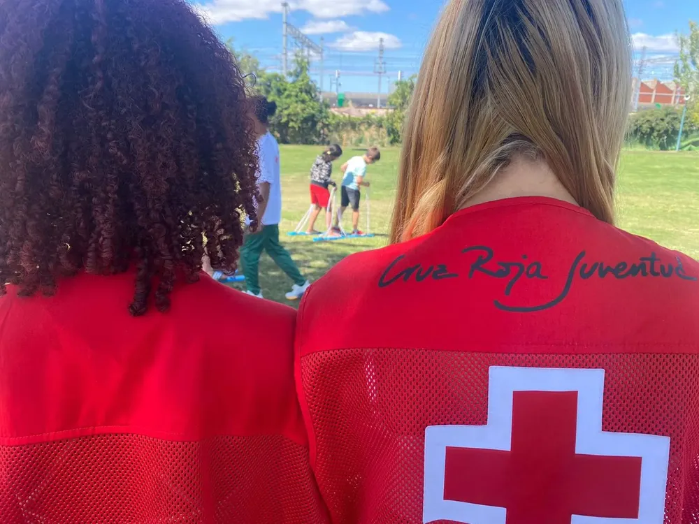 Voluntarios de Cruz Roja Juventud durante el desarrollo de sus programas destinados a menores. - CRUZ ROJA