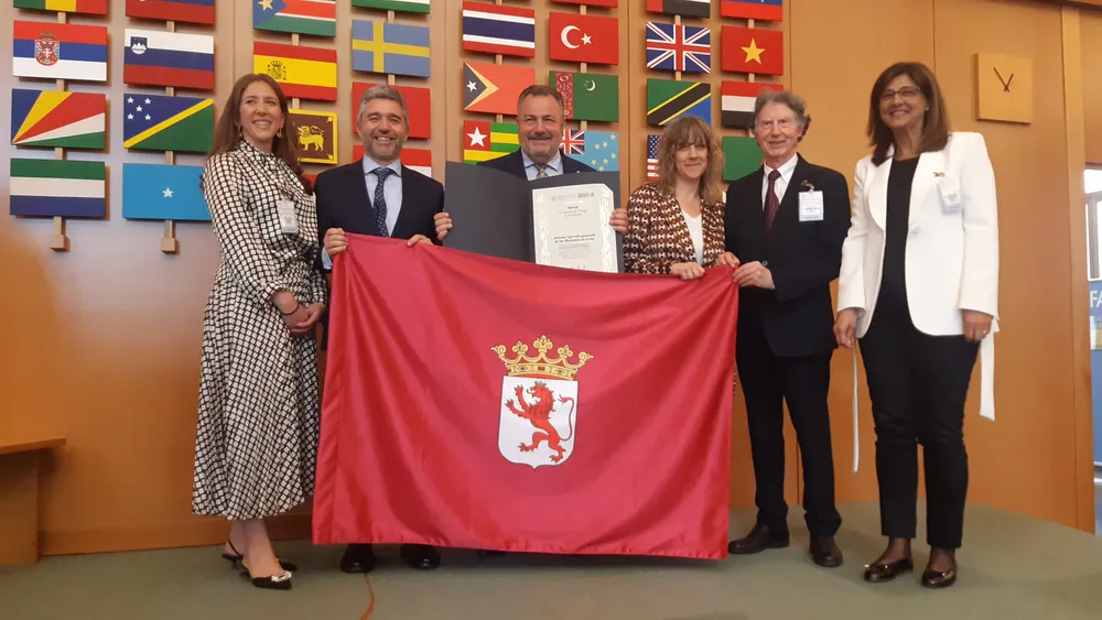 Delegación leonesa con la acreditación y SIPAM y bandera de León
