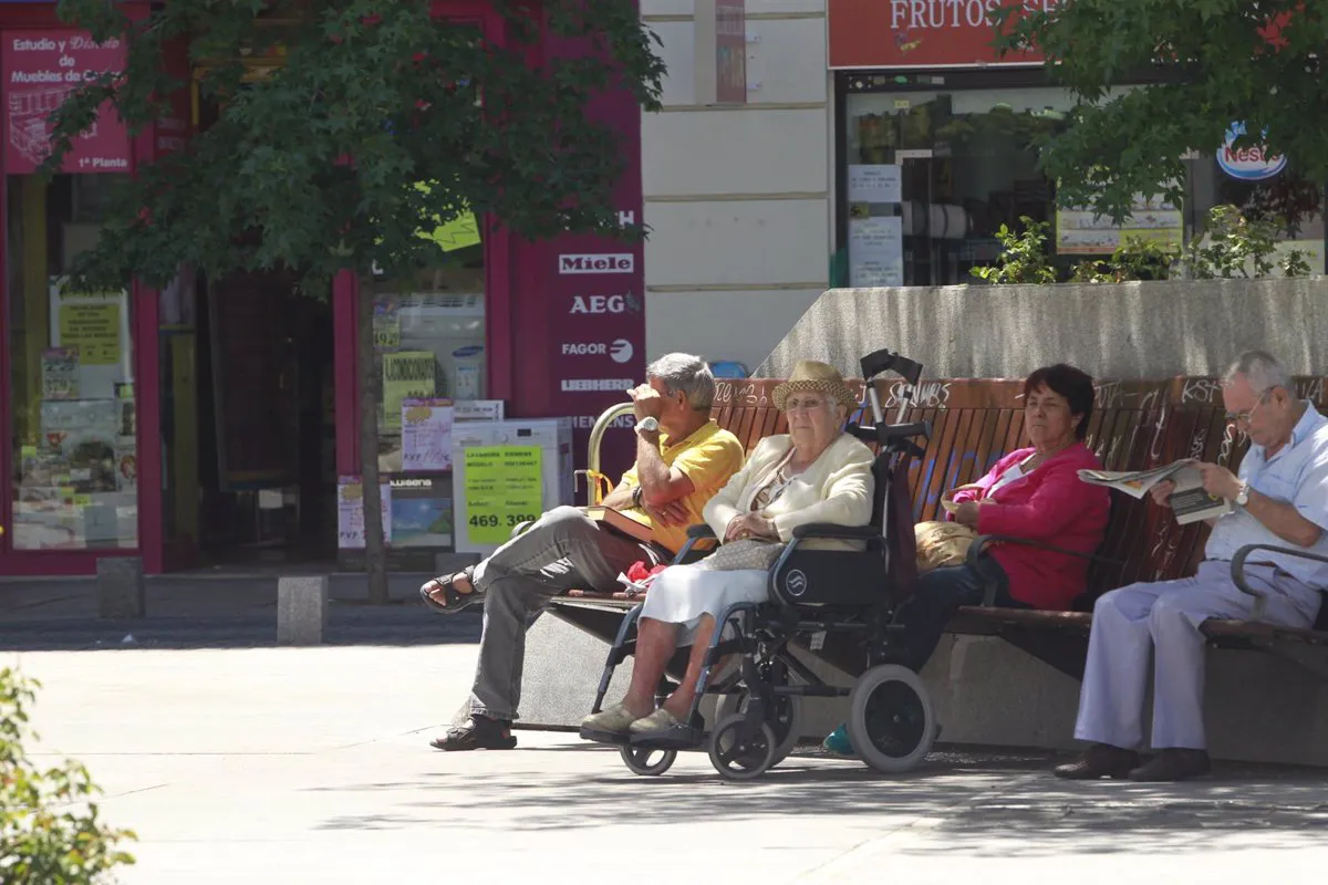 ANCIANOS TOMANDO EL SOL