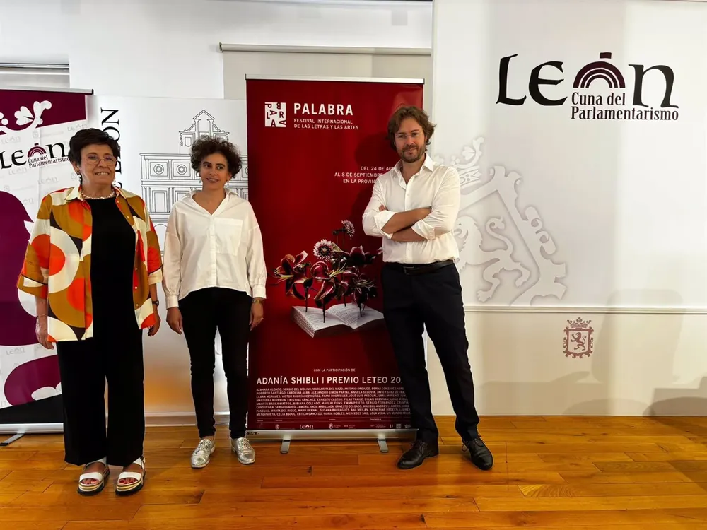 Adanía Shibli, en el centro de la imagen, junto a la concejala de Acción Cultural del Ayuntamiento de León y el director del festival. - EUROPA PRESS