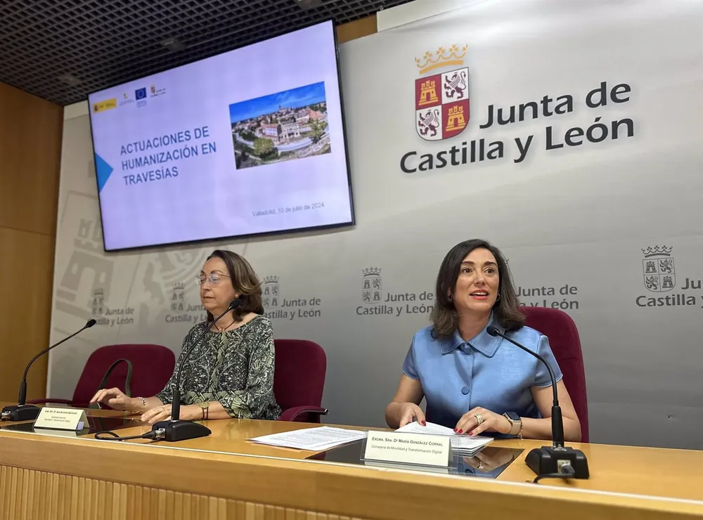 La consejera de Movilidad y Transformación Digital, María González Corral, y la secretaria general del departamento, Ana Álvarez-Quiñones