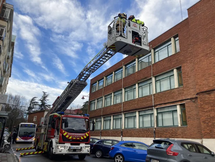 BOMBEROS DE LEON ACTUANDO EN LA FACHADA DEL INSTITUTO CONFUCIO DE LA CAPITAL