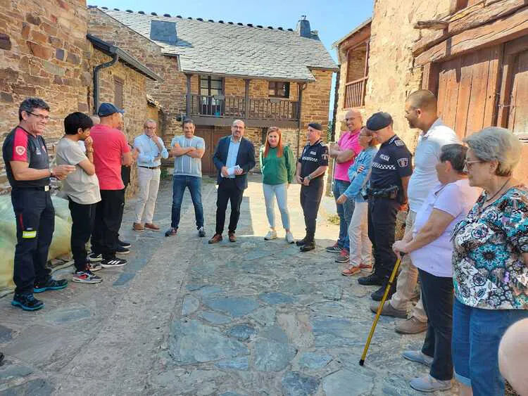 MARCO MORALA VISITA LAS LOCALIDADES DEL MUNICIPIO DESALOJADAS POR LOS INCENDIOS