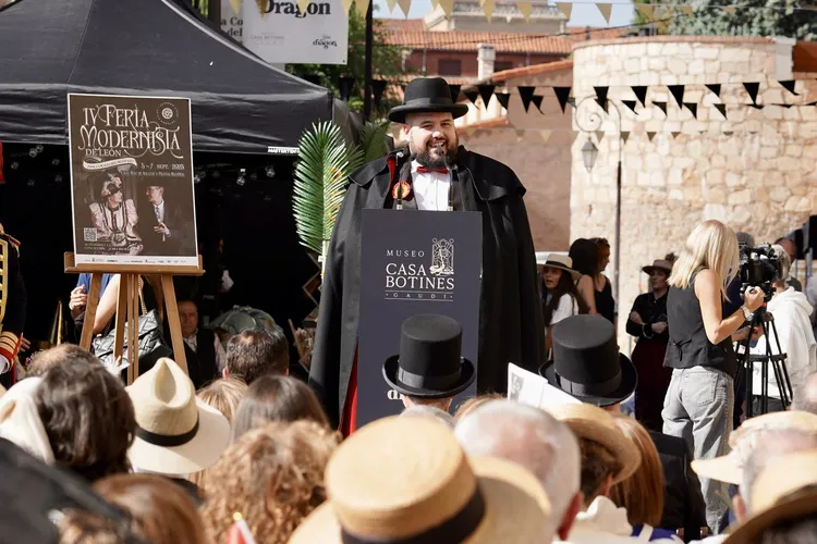 NESTOR LOPEZ MANTENEDOR DE LA FIESTA LEONESA DEL MODERNISMO
