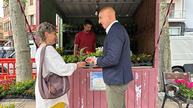 EL ALCALDE DE LEON REGALANDO UNA PLANTA A UNA VECINA DE LA CAPITAL