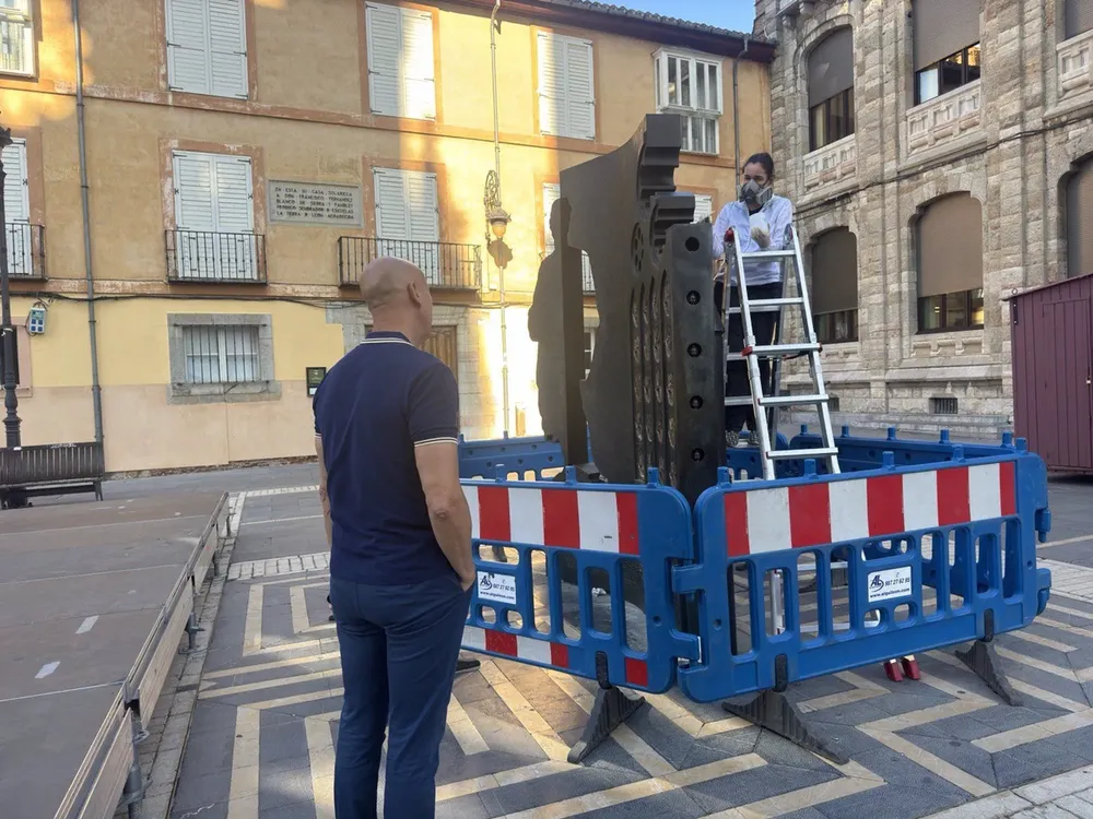 Limpieza de esculturas en plaza Regla