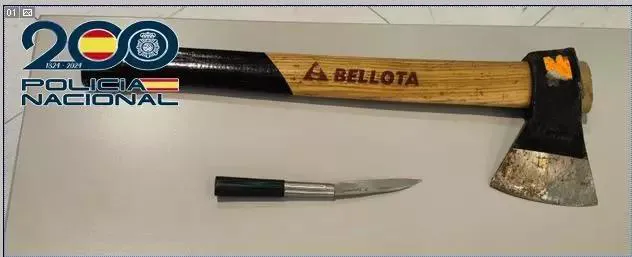 HACHA Y CUCHILLO INTERVENIDOS AL ATACANTE