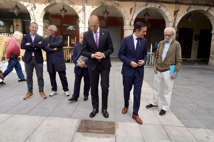COLOCACION DE PLACAS CONMEMORATIVAS EN LA PLAZA MAYOR DE LEON